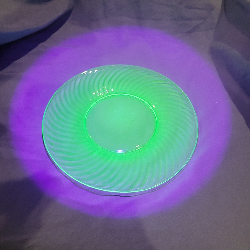 Vintage Uranium Anchor Hocking Glass Spiral Swirl Plates 8" Glows Depression